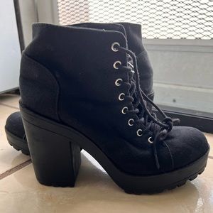 Chic black boots with lace ups.